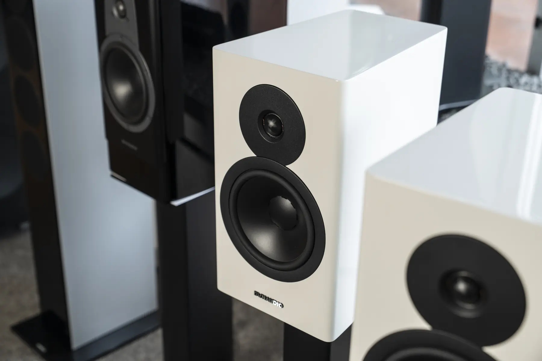 Kompakte weiße Dynaudio-Lautsprecher im Listening Club Gütersloh