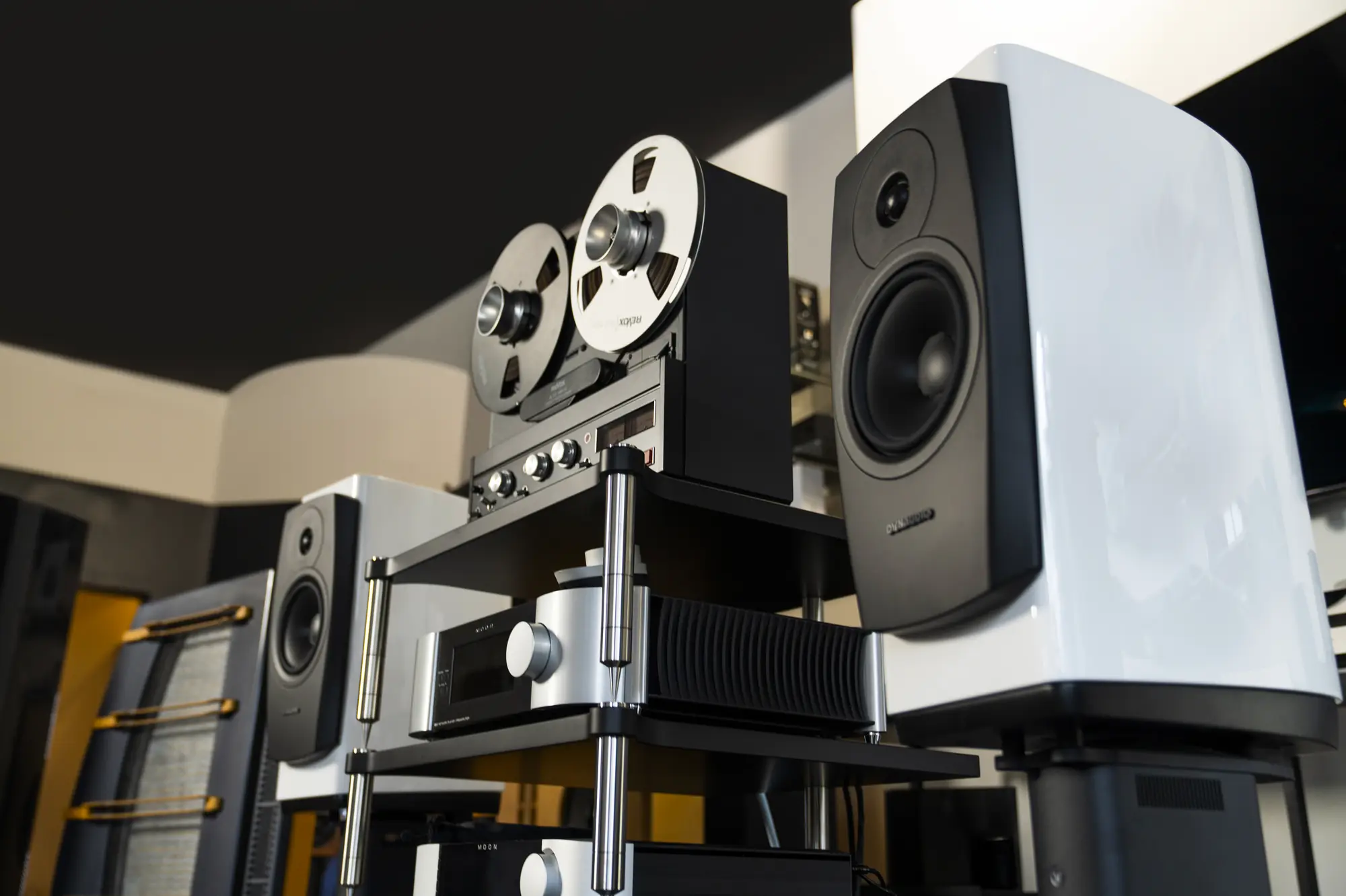 High-End-Anlage im Listening Club Gütersloh mit Bandmaschine, Moon-Elektronik und Dynaudio-Lautsprechern