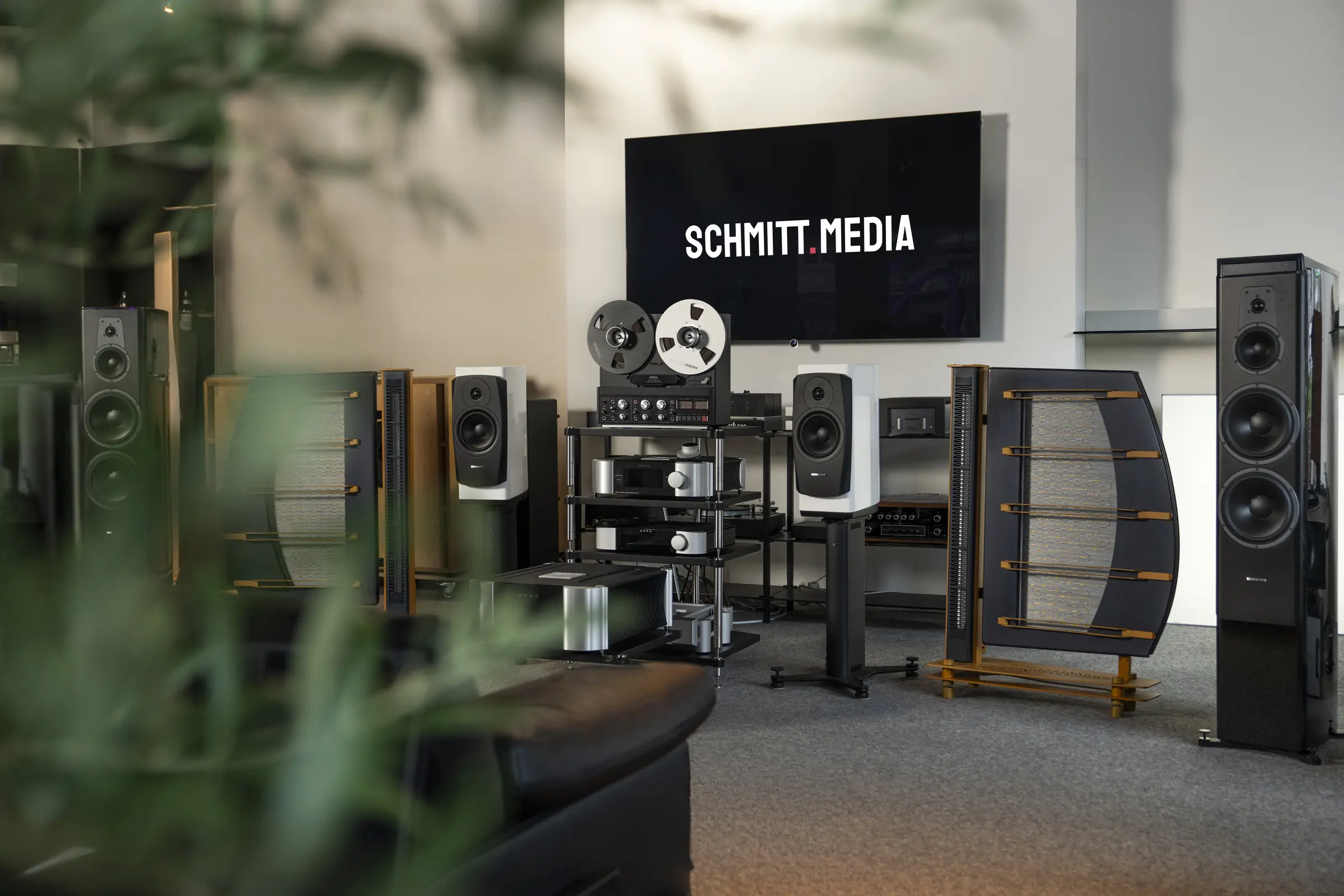 Listening Club Gütersloh mit Schmitt-Media-Schriftzug, High-End-Anlage und Lautsprechern